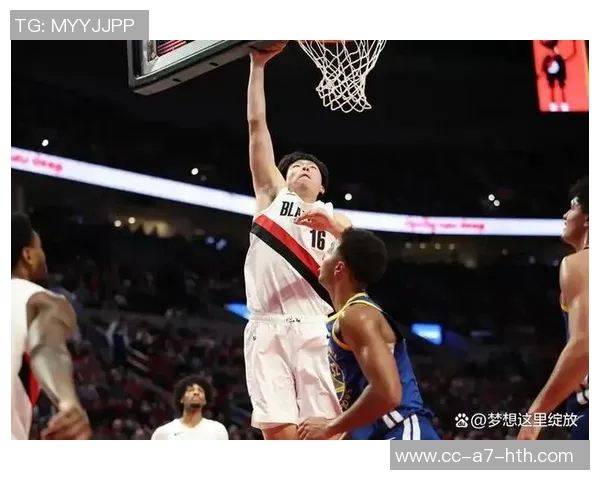 杨瀚森全力争抢后场篮板险被队友截胡展现拼搏精神